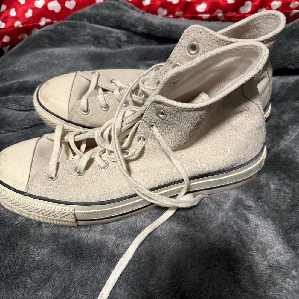 Converse High-Top Shoes in Cream Suede